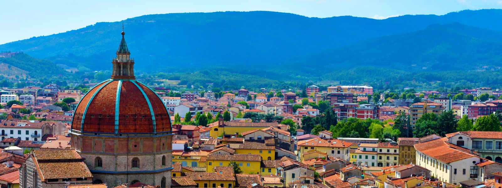 Pistoia liegt zwischen Florenz und den Apuanischen Alpen und gilt als eine der Kunststädte der Toskana.
