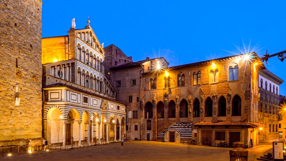 Die Piazza del Duomo in Pistoia beeindruckt mit romanischer Harmonie, klaren Linien und einer ruhigen Atmosphäre im Herzen der Stadt.