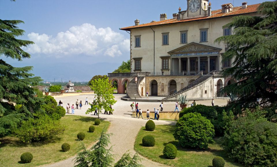 Die Villa Medicea wirkt mit ihrer breiten Treppe, den hellen Fassaden und dem weiten Vorplatz besonders majestätisch in der toskanischen Landschaft.