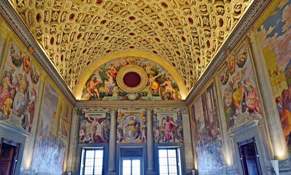 Der Salon Leo X in der Villa Medicea di Poggio a Caiano beeindruckt mit eleganten Fresken und repräsentativer Renaissance-Atmosphäre.