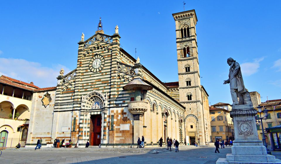Die Cattedrale di Santo Stefano in Prato beeindruckt außen mit ihrer markanten weiß-grünen Marmorfassade und dem eleganten romanisch-gotischen Gesamtbild.
