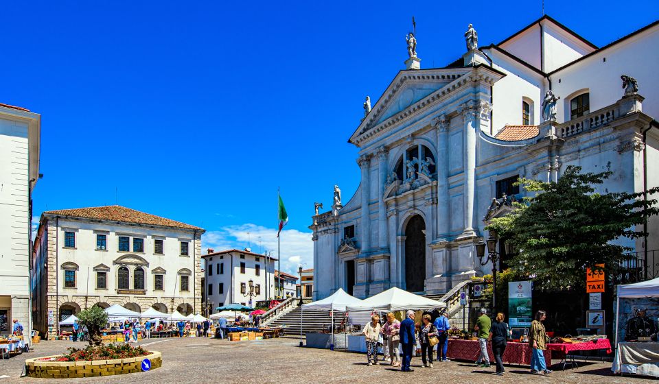 Die Außenansicht des Duomo di San Michele Arcangelo zeigt eine elegante Fassade, die harmonisch das historische Zentrum von San Daniele prägt.