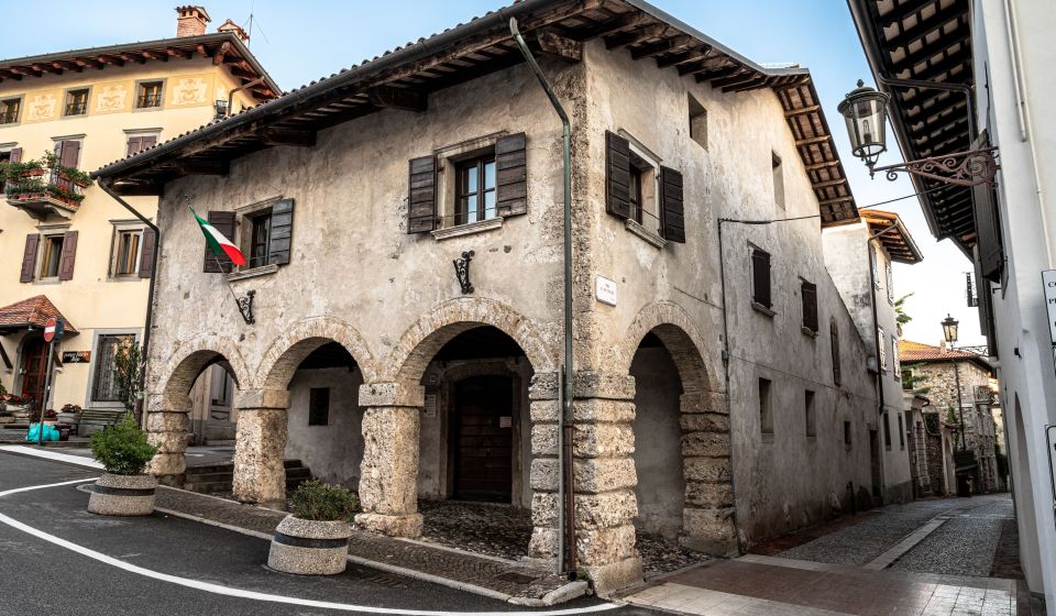 Das A.N.A.-Gebäude (Associaziona Nazionale Alpini) dient als Treffpunkt der Alpini und spiegelt regionale Tradition wider.