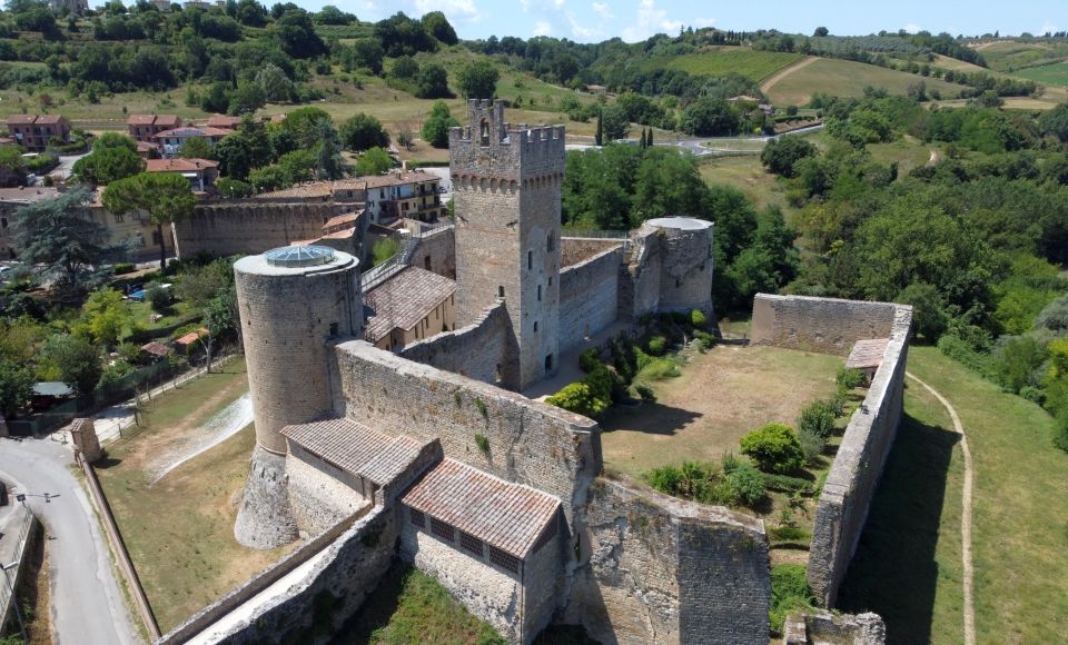Die Rocca di Staggia Senese, einst mächtige Grenzfestung zwischen Siena und Florenz, zeugt von Jahrhunderten toskanischer Geschichte.