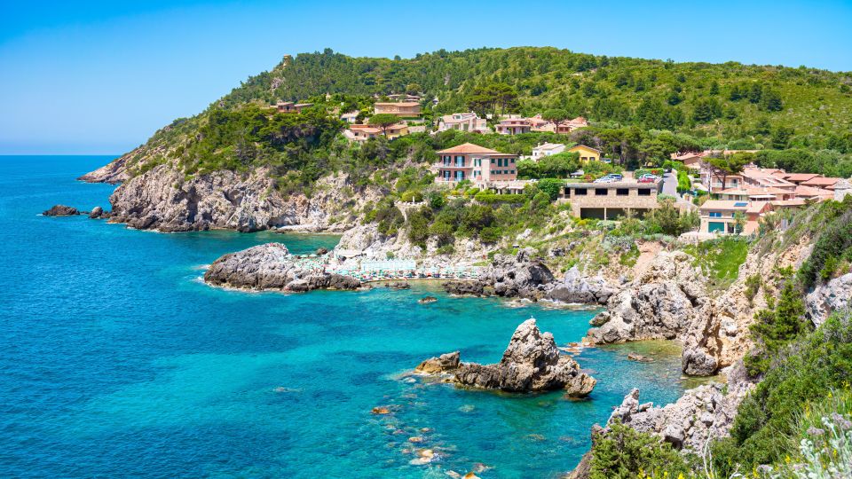 Die Küstenlandschaft von Talamone verzaubert mit Felsen, Buchten und türkisfarbenem Meer inmitten unberührter Natur.