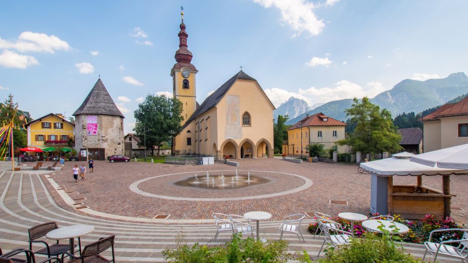Die Piazza Unità in Tarvisio ist ein zentraler, lebendiger Platz, umgeben von Cafés, Bergen und dem charakteristischen Ortsbild.