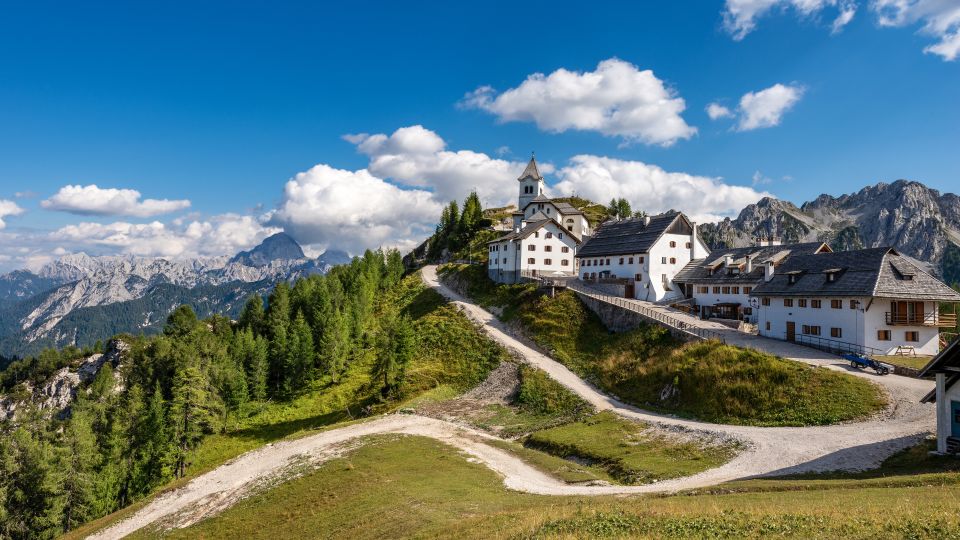 Der Monte Lussari bietet ein malerisches Bergdorf, ein bekanntes Heiligtum und grandiose Ausblicke auf die Julischen Alpen.