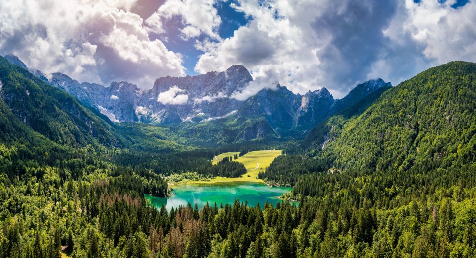 Die Laghi di Fusine bezaubern mit kristallklarem Wasser, tiefem Grün und einem beeindruckenden Alpenpanorama in stiller Natur.