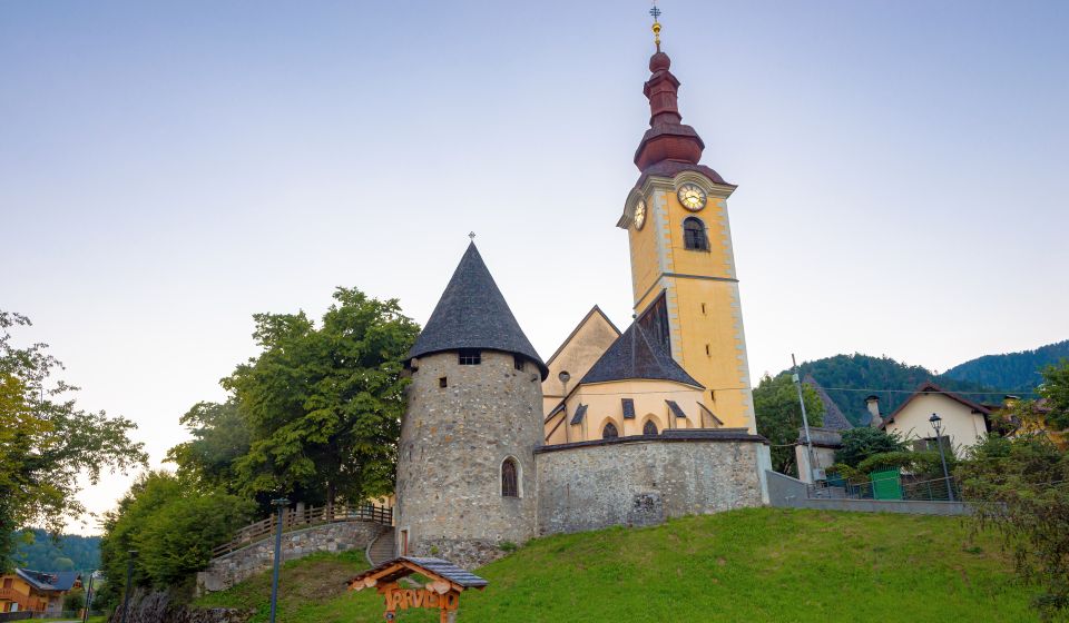 Der Dom – Parrocchia dei SS. Pietro e Paolo Apostoli – beeindruckt mit seiner gotischen Architektur und dem hohen Glockenturm.