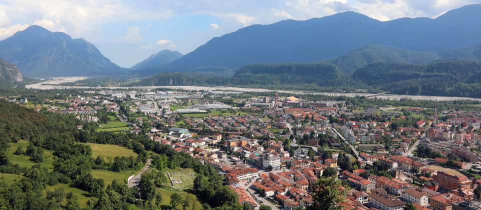 Die Stadt Tolmezzo liegt im Herzen der Karnischen Alpen im Norden der Region Friaul-Julisch Venetien in der Provinz Udine.