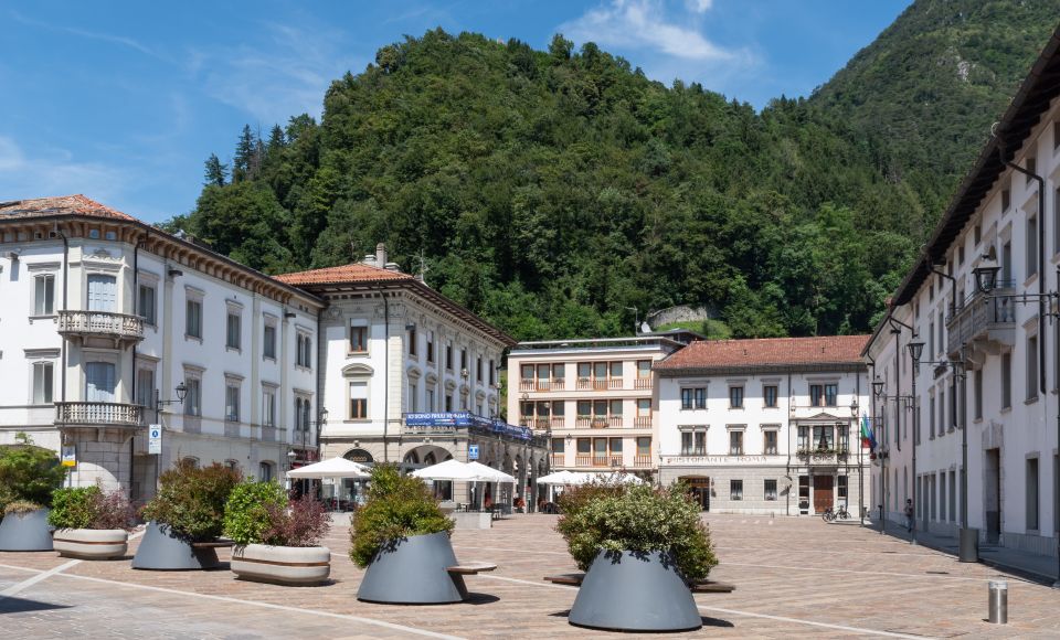 Die Piazza XX Settembre in Tolmezzo ist ein lebendiger Treffpunkt mit Cafés, historischen Fassaden und charakteristischem Alpenflair.