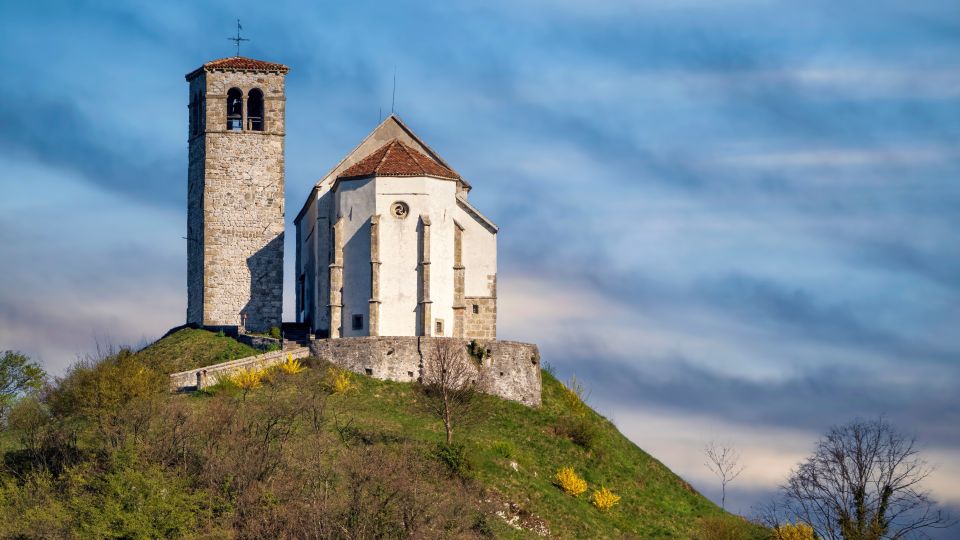Die Pieve di San Floriano bei Tolmezzo ist eine romanische Kirche in erhöhter Lage mit weitem Blick über das Tal.