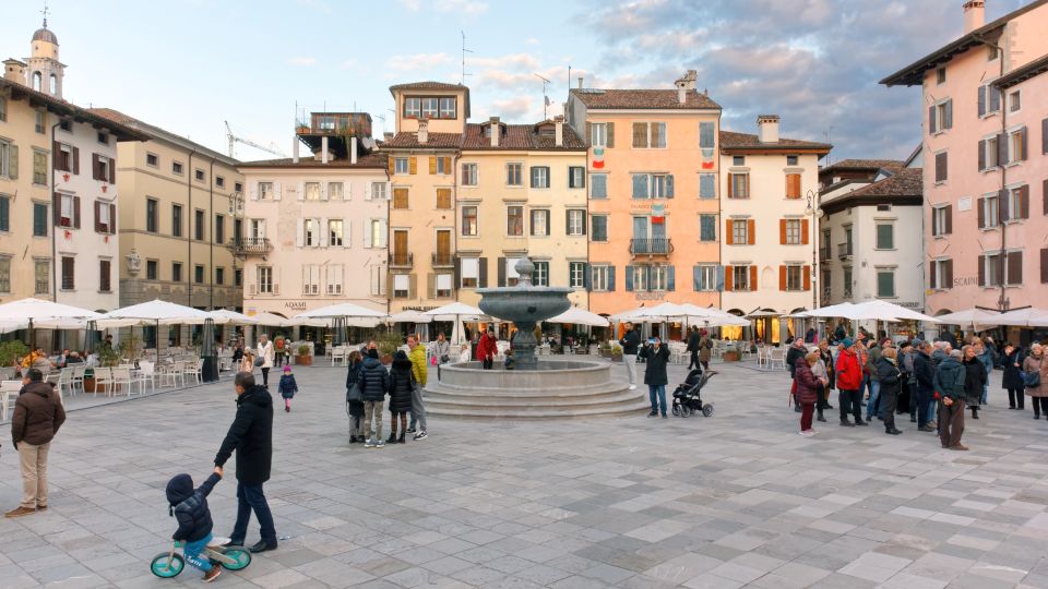 Die Piazza Giacomo Matteotti ist ein lebendiger, historischer Platz mit bunten Fassaden, Arkaden und gemütlicher, italienischer Atmosphäre.
