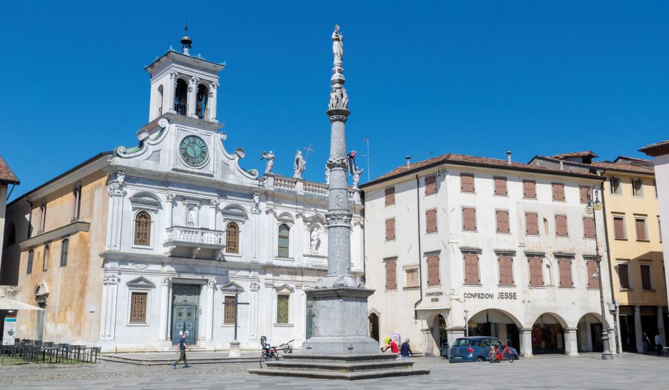 Die Mariensäule Colonna della Vergine ehrt die Madonna delle Grazie, Schutzpatronin Udines, und verleiht dem Platz eine feierliche Präsenz.