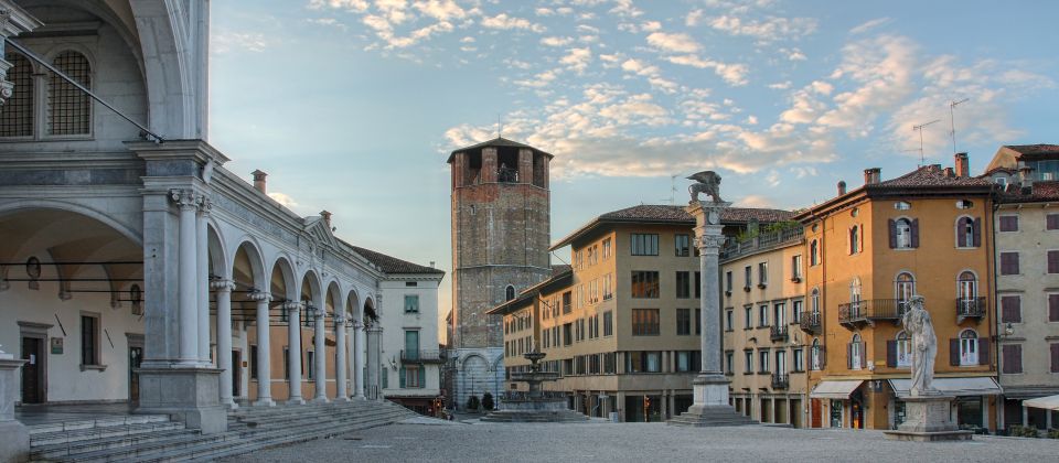 Die Stadt Udine mit ihrem venezianischen Stil liegt zwischen der Adria und den Alpen,.