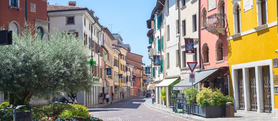 Udine lädt mit eleganten Arkaden, Boutiquen und gemütlichen Gassen zum entspannten Shopping und angenehmen Flanieren ein.