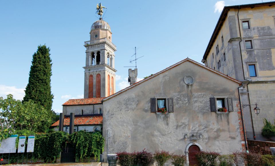Angelo del Castello, die goldene Wetterfahne auf dem Burgturm, gilt als Symbol Udines und glänzt weithin sichtbar über der Stadt.