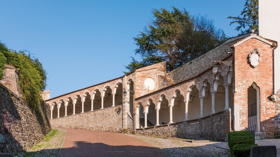 Die Loggia del Lippomano ist ein eleganter Arkadengang hinauf zum Castello, mit harmonischen Bögen und hellem Stein.