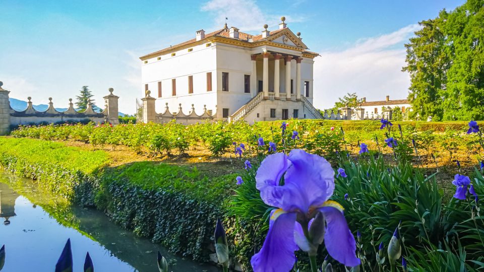 Elegante Renaissancearchitektur verbindet sich mit der umgebenden Landschaft und sanft ansteigenden Weinbergen.