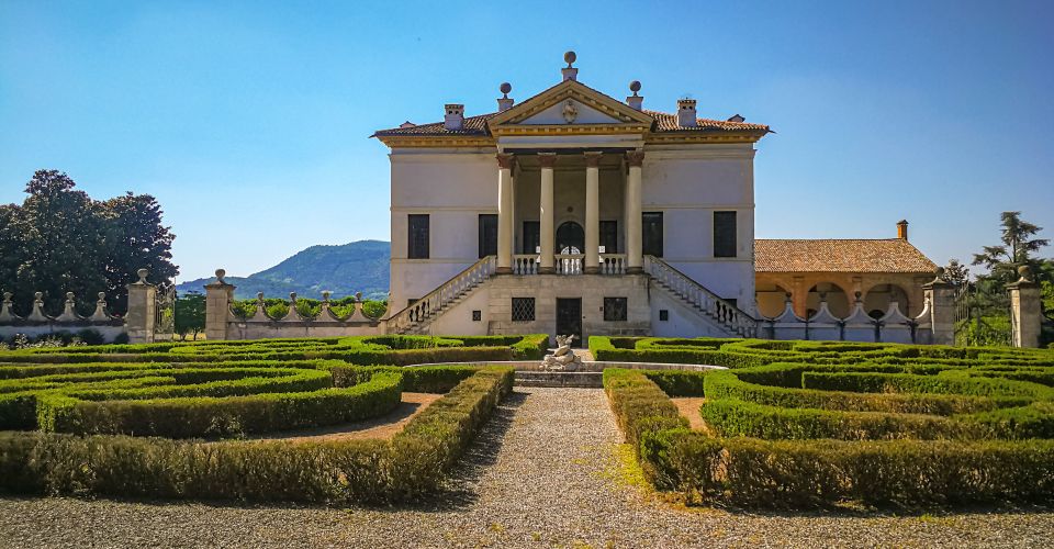 Vom Garten der Villa Emo Capodilista in Monselice in der Region Veneto in Italien eröffnet sich ein eindrucksvoller Ausblick auf die harmonisch angelegte Landschaft.