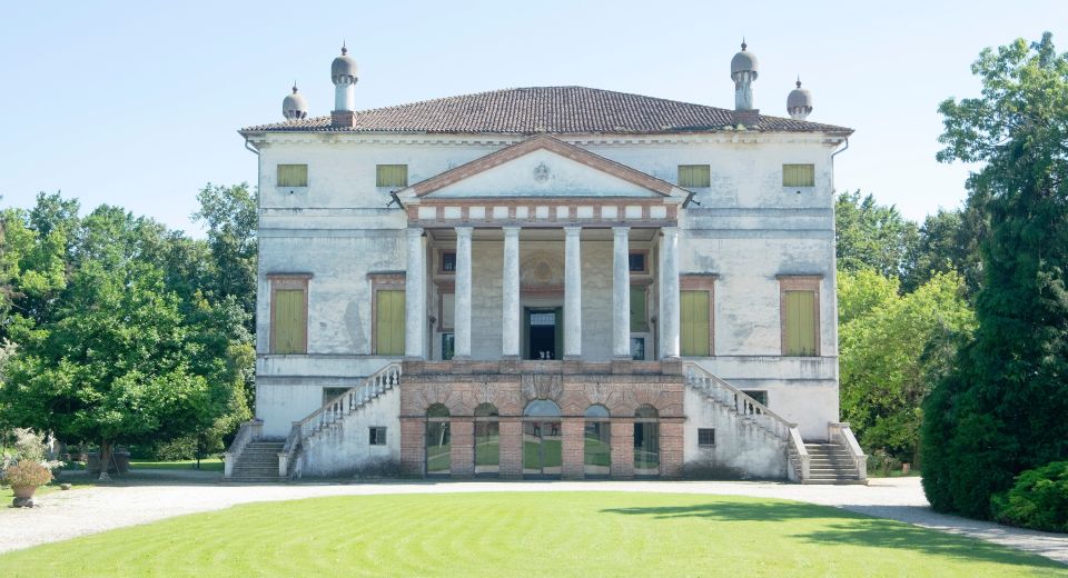 Die elegante Renaissancevilla erhebt sich mit klaren Linien und einer prächtigen ionischen Säulenloggia über dem Eingang.
