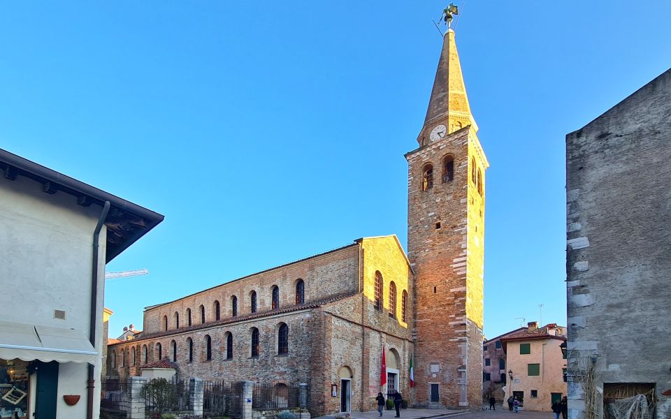 Die Basilica di Sant’Eufemia prägt Grados Altstadt mit weiter Halle, Mosaikböden und ruhiger frühchristlicher Würde