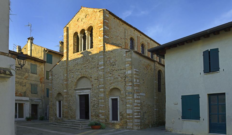 Die Basilika Santa Maria delle Grazie beeindruckt durch frühchristliche Schlichtheit, intime Atmosphäre und jahrhundertealte Mosaike.