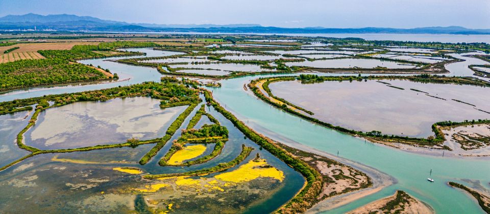 Die Lagune von Grado eröffnet eine faszinierende Welt aus Wasser, Inseln und Natur, die zu vielfältigen Ausflügen einlädt.