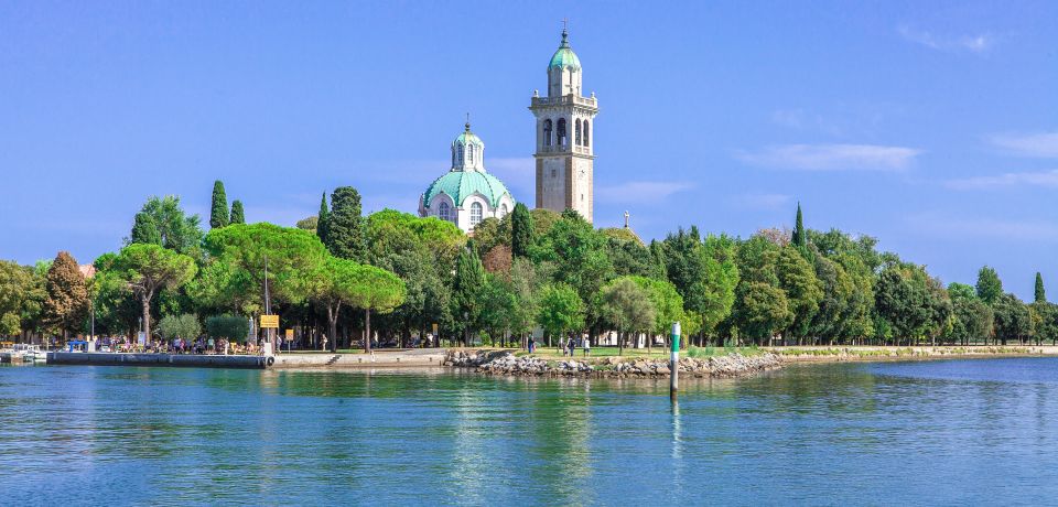 Das Kloster auf der Insel Barbana liegt still in der Lagune und ist spiritueller Mittelpunkt, Wallfahrtsziel und Ort der Einkehr.