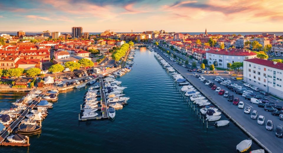 Der Canale della Schiusa verbindet Lagune und Meer und prägt mit ruhigem Wasser und Booten das Bild der Insel Schiusa.