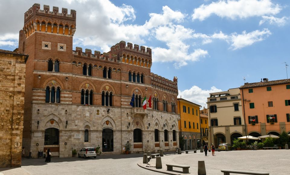 Der Palazzo Aldobrandeschi verbindet neogotische Eleganz mit historischer Atmosphäre und prägt als markanter Blickfang die Piazza Dante.