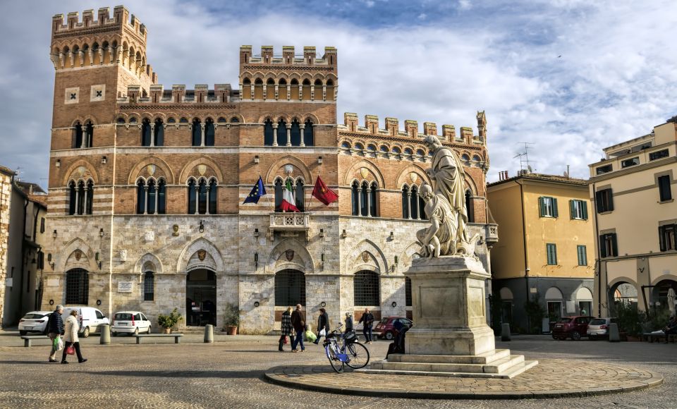 Der Palazzo Aldobrandeschi beeindruckt mit neogotischer Fassade, markanten Zinnen und seiner Rolle als Wahrzeichen von Grosseto.