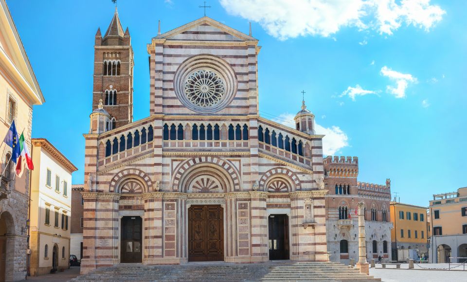 Der Haupteingang des Doms beeindruckt mit reich verzierten Portalen, filigranen Skulpturen und strahlendem Marmor in kunstvoller Harmonie.