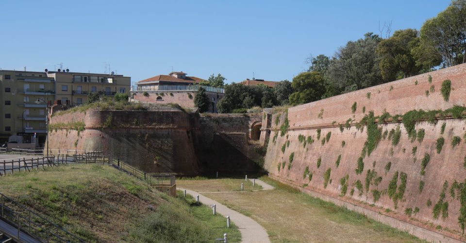 Die mächtigen Mauern von Grosseto umschließen die Altstadt vollständig und verbinden historische Wehrarchitektur mit grünem Erholungsraum.