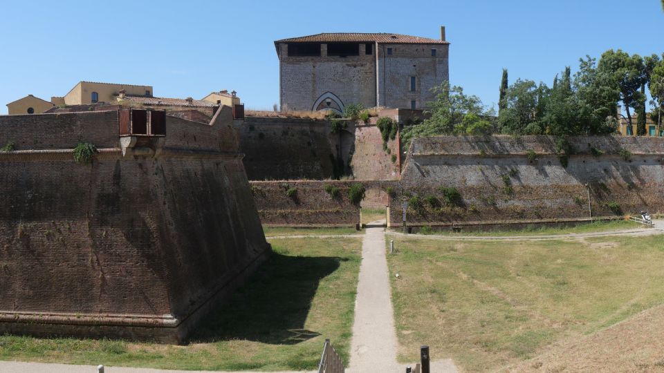 Die Porta di Santa Lucia ist ein historisches Stadttor und markiert mit schlichter Eleganz den Zugang zur alten Stadtmauer.