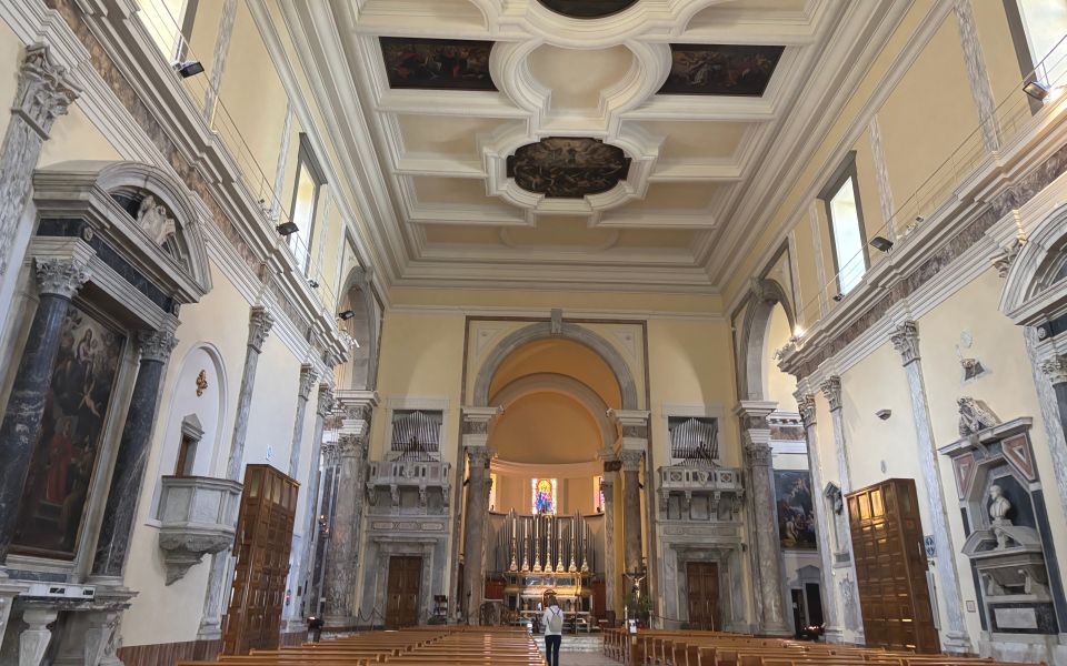 Der helle Innenraum der Kathedrale wirkt weit und ruhig, geprägt von Klarheit, Licht und besinnlicher Atmosphäre.