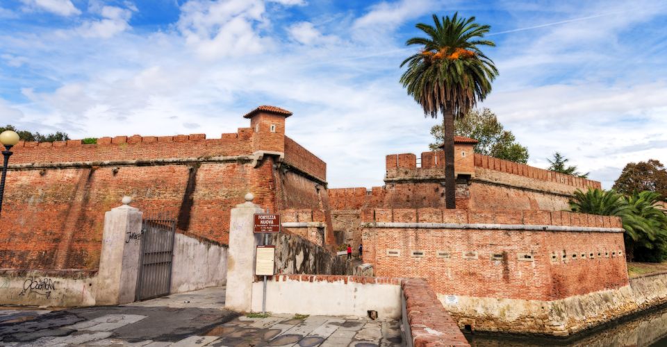 Die Fortezza Nuova liegt von Wasser umgeben im Herzen Livornos und verbindet Medici-Geschichte mit heutiger grüner Ruhe.