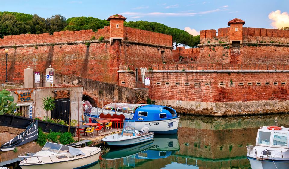 Die Fortezza Nuova ist eine Renaissancefestung in Livorno, heute ein grüner Rückzugsort mit Geschichte und Wassergräben.