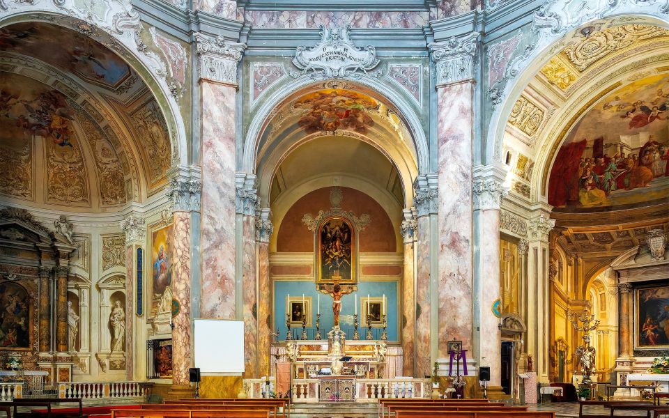 Der hohe, runde Innenraum von Santa Caterina beeindruckt mit Kuppel, Licht und einer feierlich ruhigen Atmosphäre.