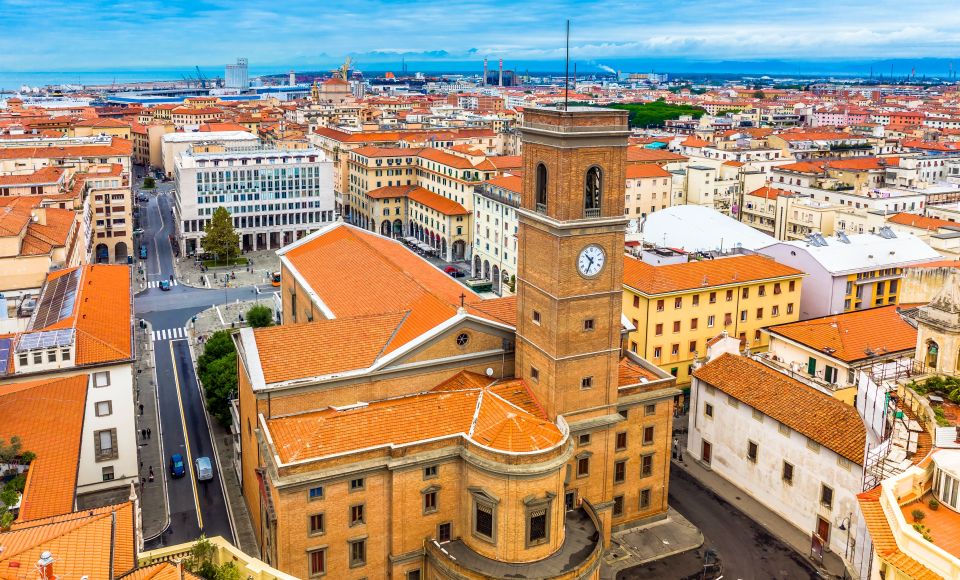 Aus der Vogelperspektive zeigt sich Livorno mit bunten historischen Gebäuden, städtischem Leben und dem typischen mediterranen Charme