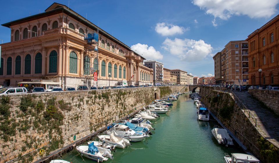 Die Außenansicht des Mercato Vettovaglie zeigt Backstein, Eisen und Glas und wirkt monumental und zugleich einladend.