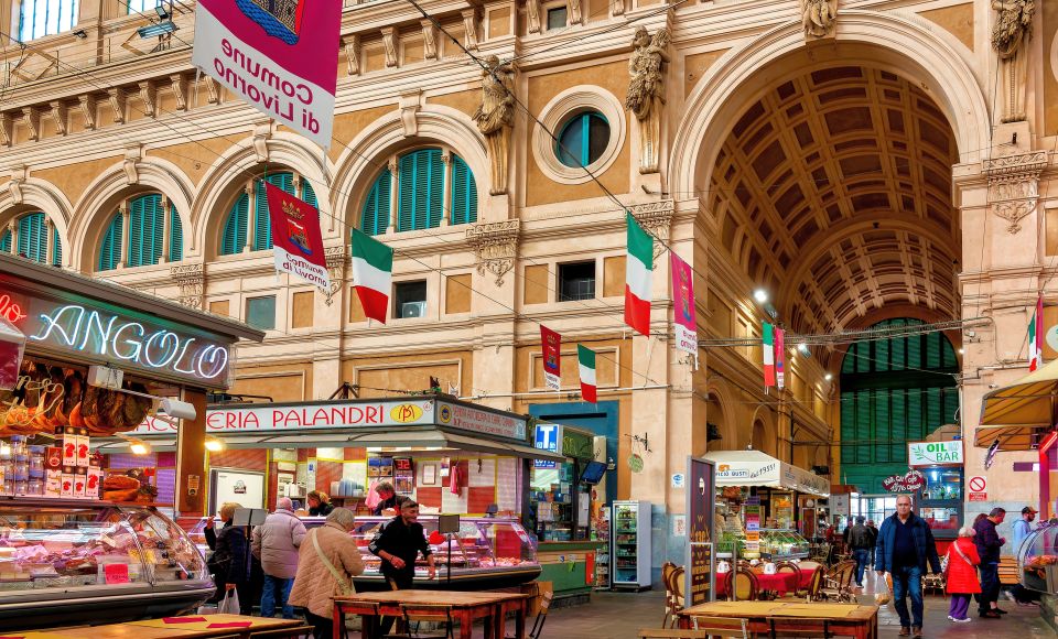 Im Inneren des Mercato Vettovaglie herrscht lebendiges Treiben, mit Licht, Farben, frischen Produkten und echter Marktatmosphäre.