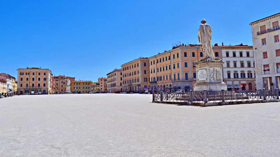 Blick auf die Piazza della Repubblica, den elliptischen Stadtplatz mit seinen imposanten Statuen.