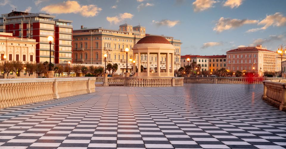 Die Terrazza Mascagni ist Livornos bekannteste Promenade und begeistert mit Schachbrettboden, Weite und Meer.