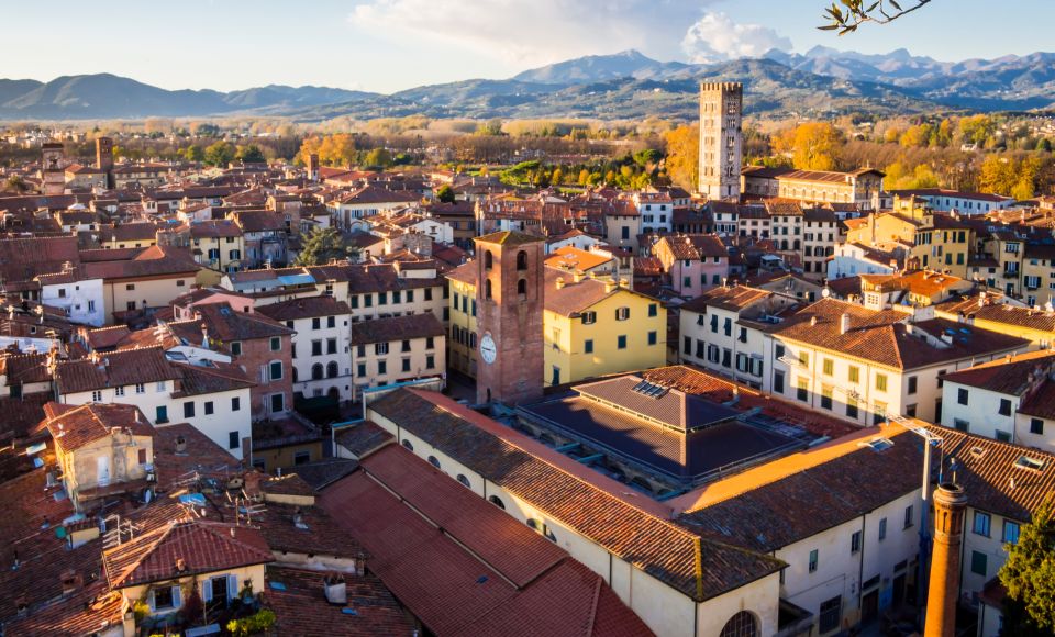 Luccas Altstadt vereint mittelalterliche Architektur, lebendige Einkaufsstraßen und toskanische Gelassenheit in harmonischem Zusammenspiel.
