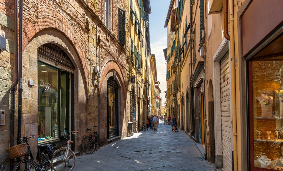 Die Gassen von Lucca schlängeln sich eng zwischen alten Häusern, voller Charme, leiser Geschichten und toskanischem Alltag.