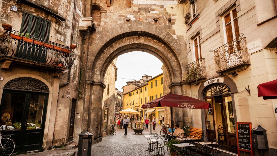 Die Stadttore Luccas öffnen sich wie steinerne Schwellen und führen von den Mauern direkt ins historische Herz der Stadt.