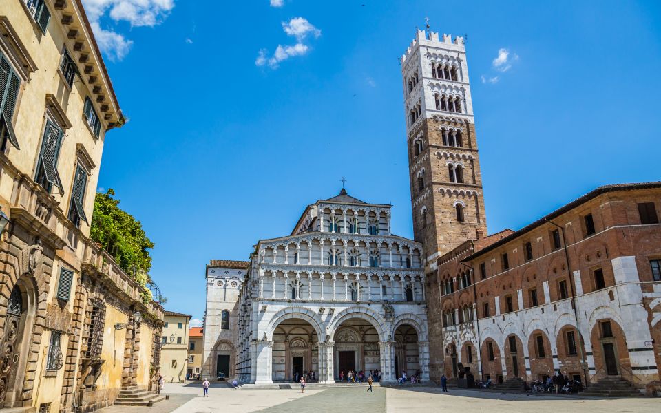 Die Außenansicht der Kathedrale beeindruckt mit ihrer asymmetrischen Marmorfassade, filigranen Arkaden und harmonischer Eleganz.