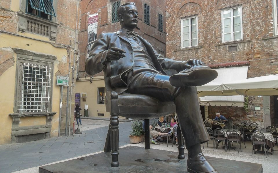Die Puccini-Statue in Lucca zeigt den Komponisten entspannt sitzend und verleiht dem Platz vor seinem Geburtshaus besondere Atmosphäre.