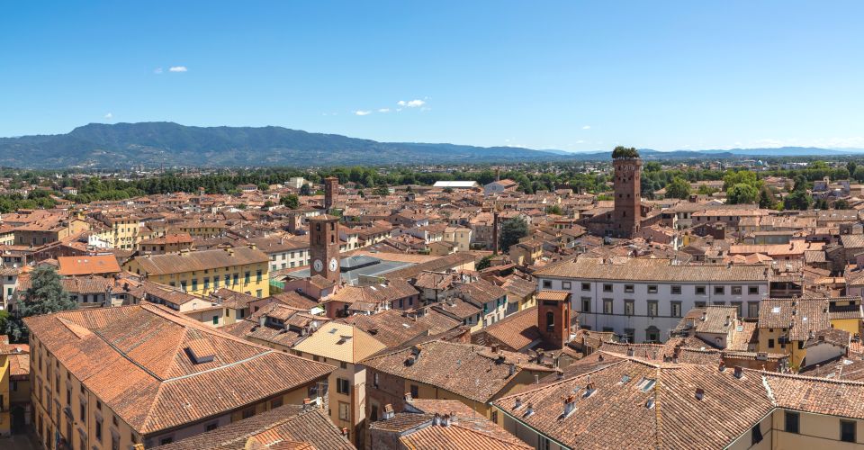 Der Torre Guinigi ragt rund 45 Meter über Lucca empor und bietet mit seinem einzigartigen Dachgarten eine eindrucksvolle Aussicht.